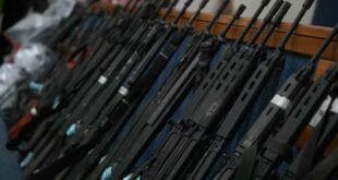 ¡Escándalo internacional! Fusil del Ejército Peruano termina en manos de banda criminal brasileña en favela de Río de Janeiro