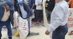 #Camaná Paro agrario de arroceros bloquean puente y exigen freno a importaciones