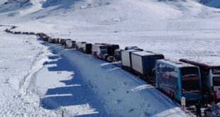 #AREQUIPA #CUSCO || INTENSA NEVADA BLOQUEÓ EL TRÁNSITO Y PROVOCÓ DESPISTES Y VOLCADURAS EN LA VÍA AREQUIPA–CUSCO, CERCA DE CONDOROMA
